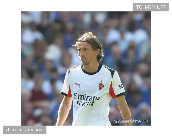 特写:39岁的莫德里奇在比赛最后时刻仍在指挥防线,其传球成功率保持在92% 特写:39岁的莫德里奇在比赛最后时刻仍在指挥防线,其传球成功率保持在92%